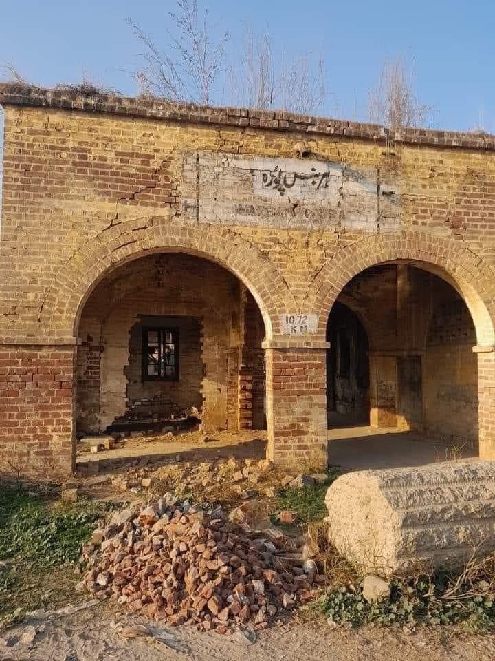 لاہور سے ہندوستان جانے والی ریلوے ٹریک پر یہ کھنڈرات نظر آنے والی عمارت ہربنس پورہ ریلوے اسٹیشن (1947) کی ہے جو کہ تقسیم کے وقت ہندوستان سے آنے والے مہاجرین کا پہلا پڑاؤ تھا۔ اس اسٹیشن سے کتنے لوگوں کی یادیں جڑی ہوں گی۔ یہ کبھی مصروف ترین ریلوے اسٹیشن تھا۔ ایک عرصے سے لاہور…