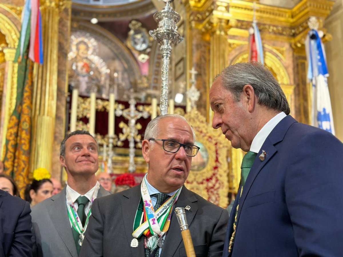 El delegado del Gobierno de la Junta en Jaén, @Jesus_Estrella, y el director general de Emergencias y Protección Civil, Alejandro García, asisten a la Misa Pontifical y la Magna Procesión de la Virgen de la Cabeza. La Patrona de Andújar recorre ya el poblado del #Santuario.