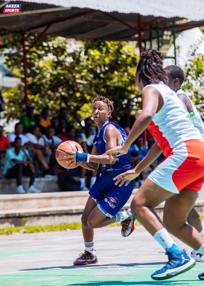 🔵 🔴 Le Basketball 🏀 est de retour 🔥 

Dans la catégorie féminine, la team Elsa vient de battre la team Divine sur un score 56-52.

Pour la suite du programme, le début d'une rencontre opposant les légendes du ballon orange. 

#akezasports #Lesbeautesdecheznous