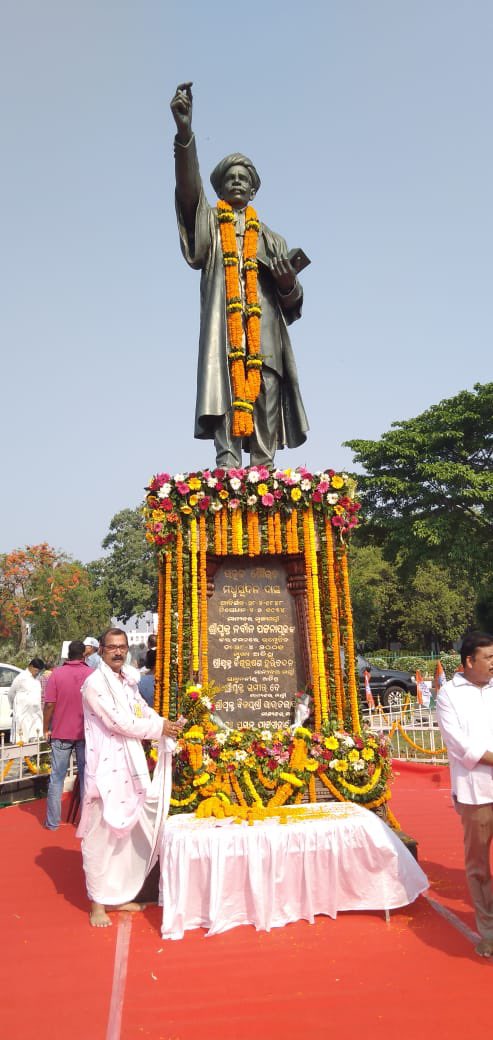 ଓଡ଼ିଆ ଭାଷା, ସାହିତ୍ୟ ଓ ସଂସ୍କୃତି ବିଭାଗ ପକ୍ଷରୁ ଉତ୍କଳ ଗୌରବ ମଧୁସୂଦନ ଦାସଙ୍କ ୧୭୬ତମ ଜୟନ୍ତୀ ଭୁବନେଶ୍ଵର ରାଜଭବନ ସମ୍ମୁଖସ୍ଥ ପ୍ରତିମୂର୍ତ୍ତିସ୍ଥଳୀରେ ଅନୁଷ୍ଠିତ ହୋଇ ଶ୍ରଦ୍ଧାଞ୍ଜଳି ଅର୍ପଣ କରାଯାଇଛି। #odisha #Odia #culture @CMO_Odisha @SecyChief @IPR_Odisha