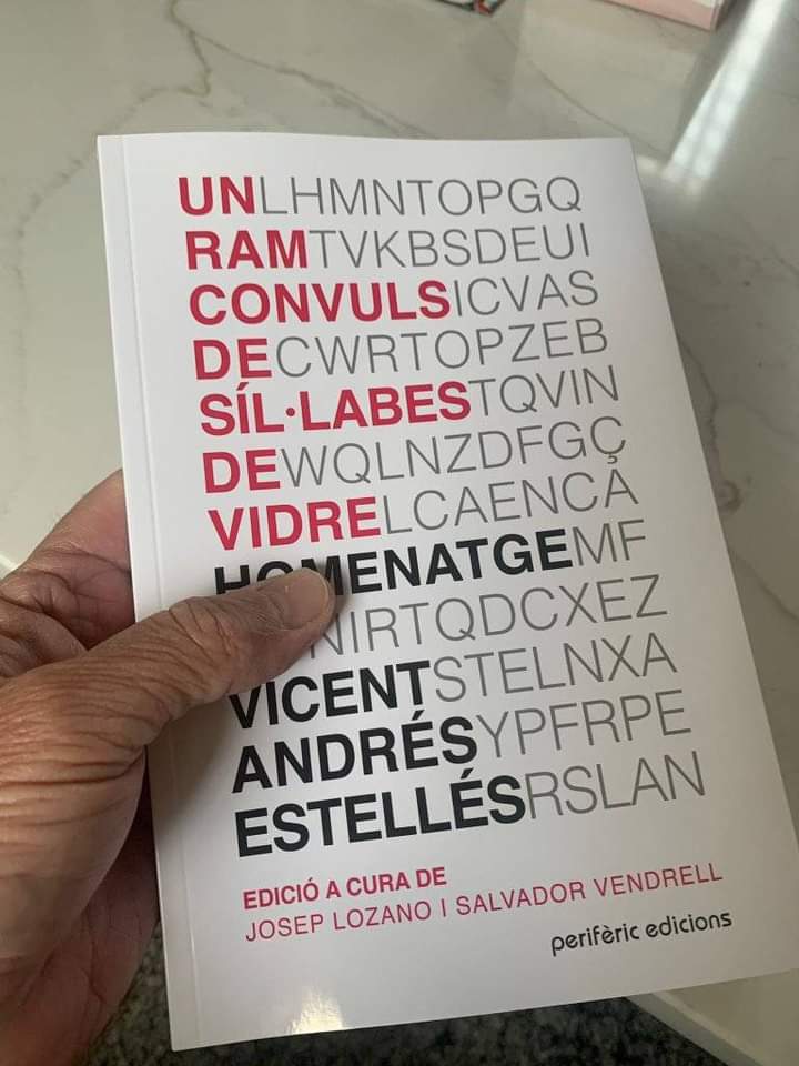 Acaba d'eixir a la llum: 'Un ram convuls de síl·labes de vidre' Més de 70 escrits en homenatge a Vicent Andrés Estellés. Ens estimen les paraules i la nostra llengua. #CentEstelles #CentdEstelles @EdPeriferic