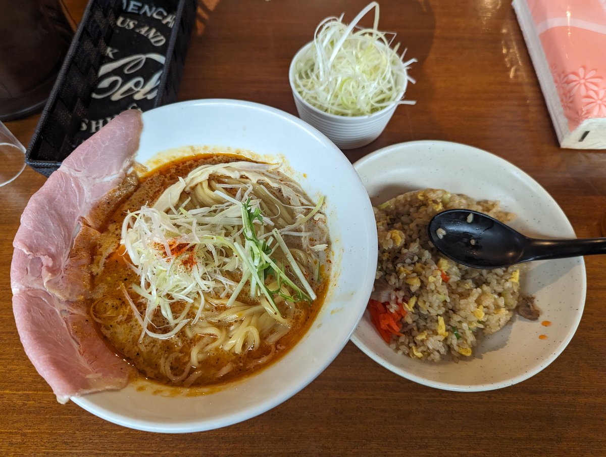 JJ51694315's tweet photo. さゆじさんとストレージ漁りの後の〆ラーメン🍜 https://t.co/MOch467nfe