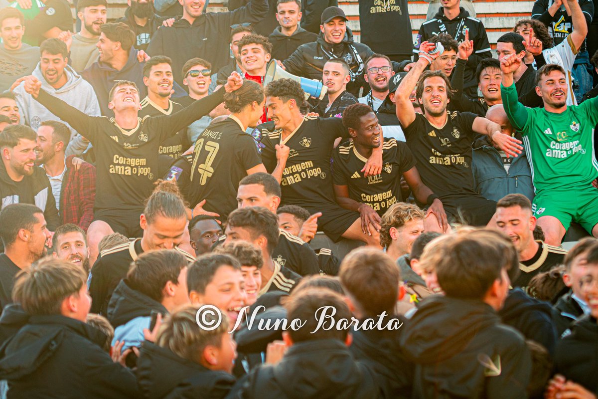 Hang it in the Louvre 🖼️

A festa da manutenção da AD Sanjoanense na Liga 3! 🖤

📸 @ nbarata.jpg / Instagram