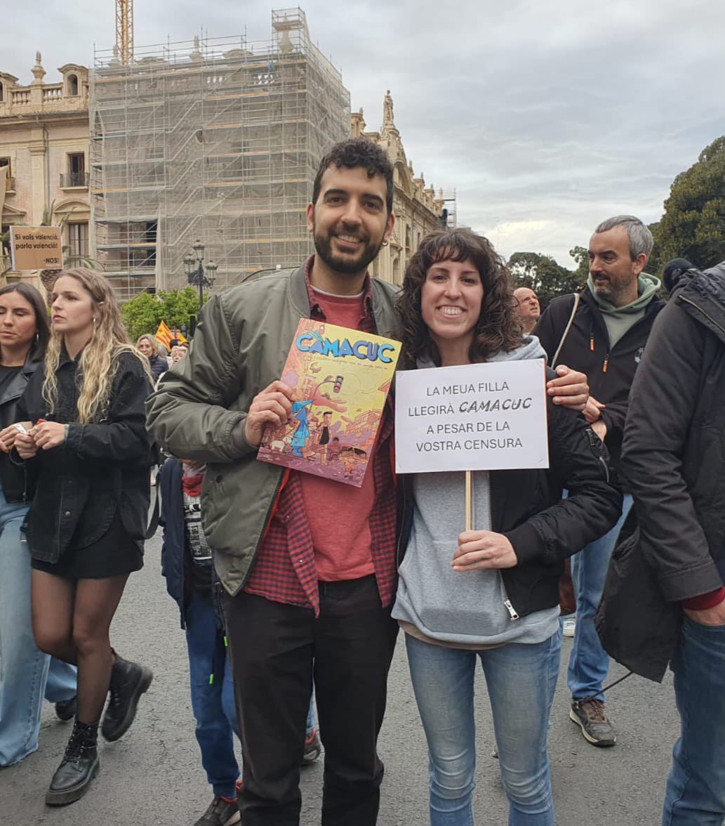 Camacuceditoria's tweet photo. A la manifestació del #25Abril alguna gent preciosa va voler reivindicar la nostra llengua 👅 portant #Camacuc!
Ens heu fet molt feliços 🫶🏻
Per cert… els conegueu❓ https://t.co/T1FYpBQcpB