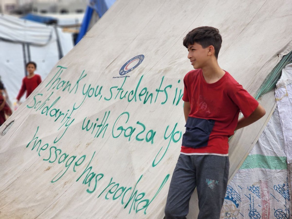 Gazze’nin Refah şehrine sığınan Filistinliler, ABD’deki üniversite öğrencileri için kaldıkları çadırlara teşekkür notu yazdı: - Gazze ile dayanışma içinde olan öğrencilere teşekkürlerimizi iletiyoruz, mesajınız ulaştı. - Columbia öğrencilerine teşekkür ediyoruz, teşekkürler…