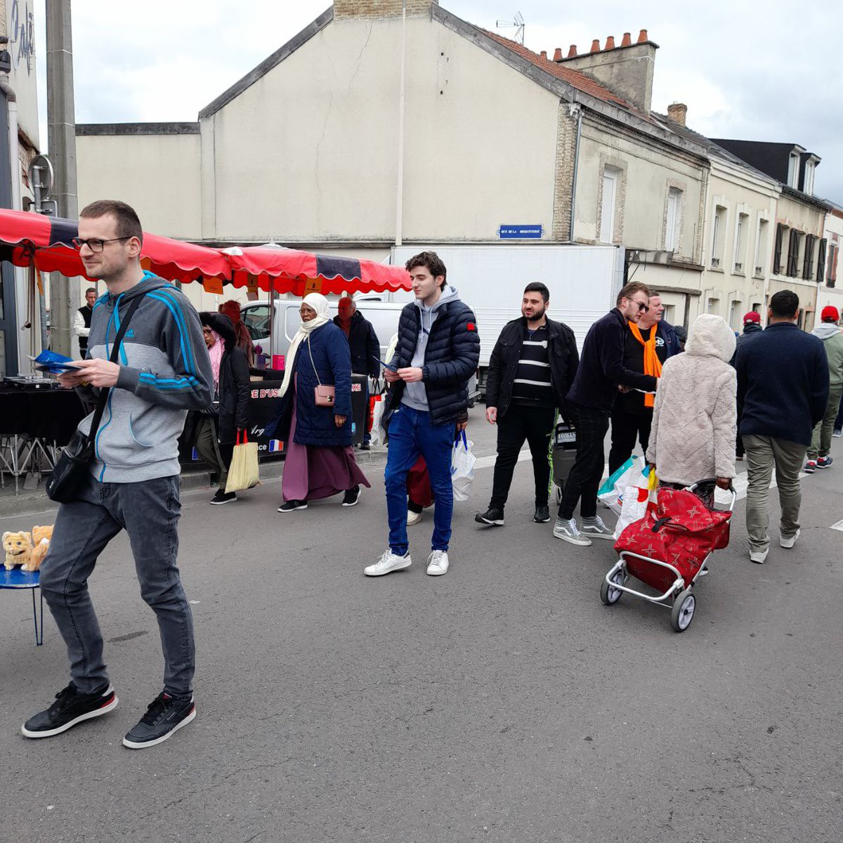 thomas_pichart's tweet photo. Ce matin, nous étions sur les marchés de Jean Jaurès et Saint Anne à Reims. Beaucoup de discussions sur le fait que l’on ait @BesoindEurope 🇪🇺 https://t.co/ZJ3I0E8lK7