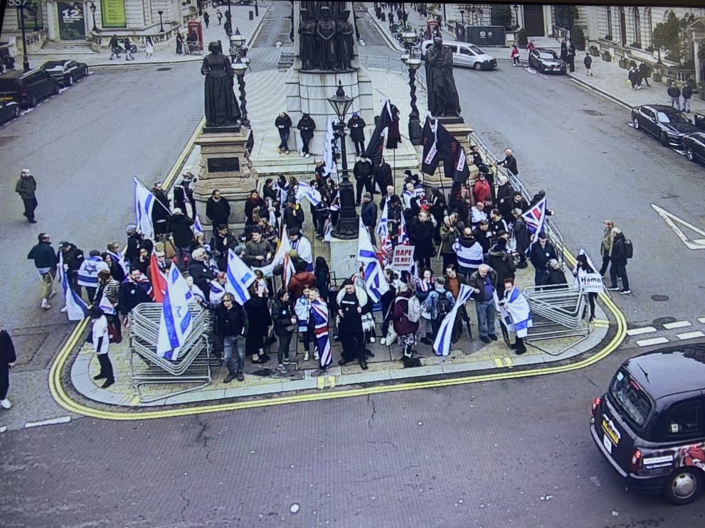 In der riesigen Metropole #London mit ihren 9 Millionen Einwohnern haben sich nach zwei Wochen harter Mobilisierung gerade mal etwa 50 pro-israelische Demonstranten zusammengefunden. Scheint, als hätte Israel auf einen Elefanten gewettet, aber nur ein Kätzchen bekommen‼️#GazaGaza