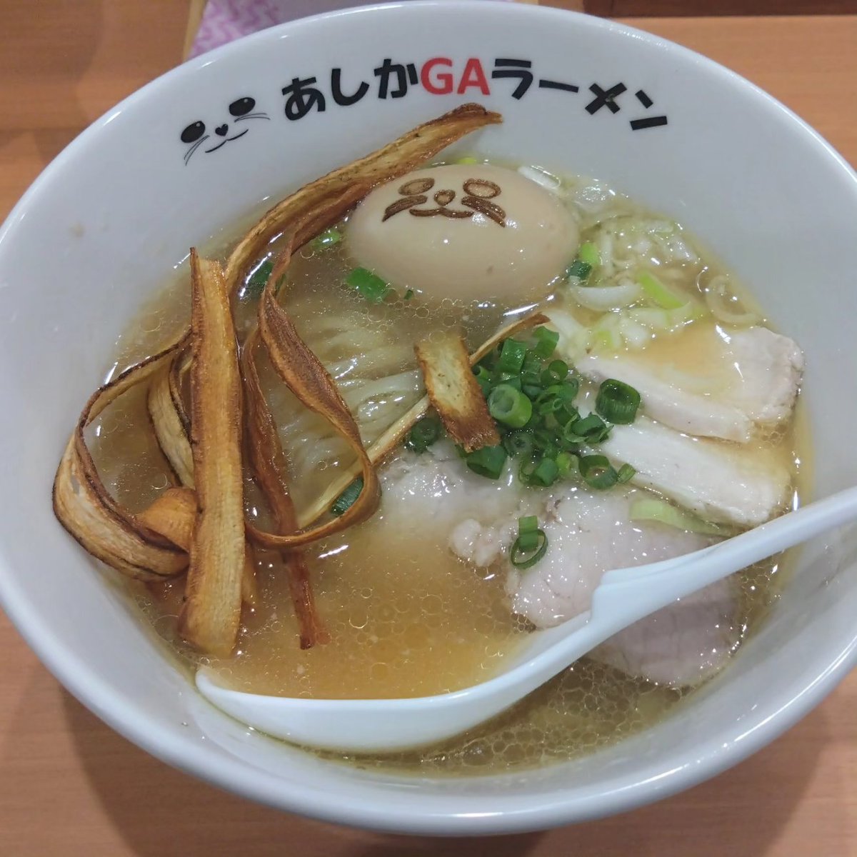 tagutaka1007's tweet photo. 今日は新しくできた
#あしかgaラーメン 
に行ってきました。🤤

食べたのはＡラーメンスペシャルとトロチャ丼🤤

鶏ベースの今までに足利には無かったラーメン。
今後行列のできてくるラーメン屋さんなので今のうち行ってくるのが吉です👍

美味かった🤤
#足利市 https://t.co/VWpO2R6oeb