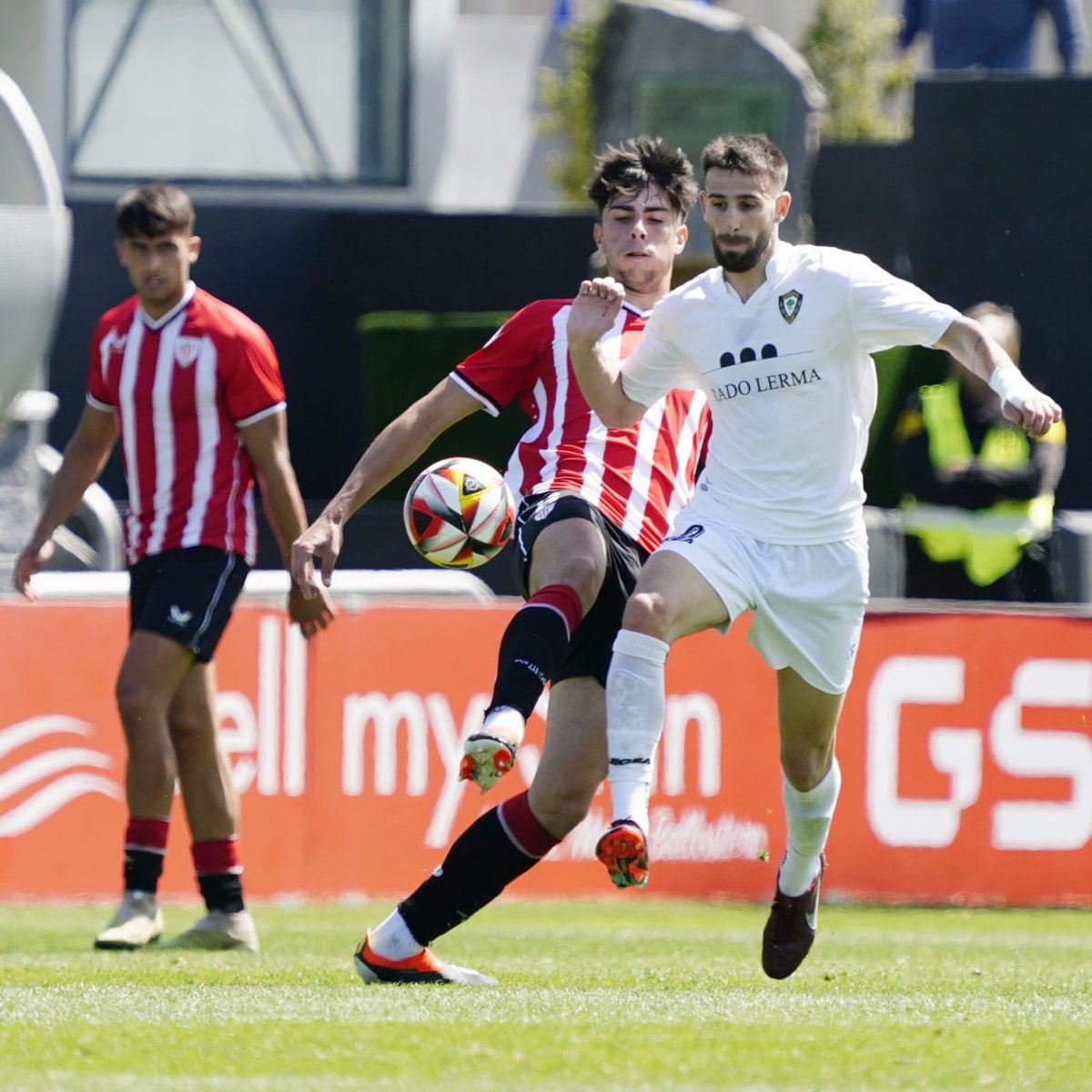 ⚽️ ¡Segunda parte en juego en Lezama! 📺 En directo 👉 labur.eus/BathGernikYt 2-0 I #BilbaoAthleticGernika #AthleticLezama 🦁