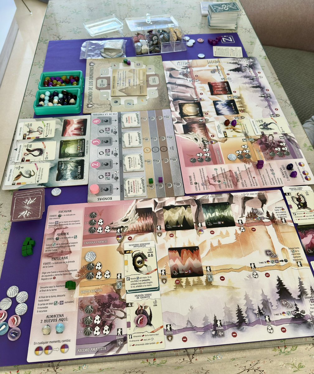 SectarioLudico's tweet image. Estrenado #Wyrmspan y creo que los cambios que han realizado respecto a los pajaritos le sientan muy bien. Sigue teniendo un corte muy familiar pero algo más complejo que puede hacer que un jugón menos casual lo disfrute un poco mas. El arte de los dragones me parece sublime.