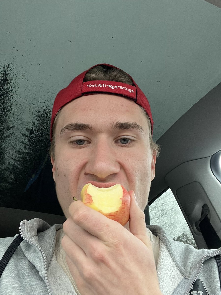 An apple a day keeps the Raufoss 2 players away🙏 Gametime!!
