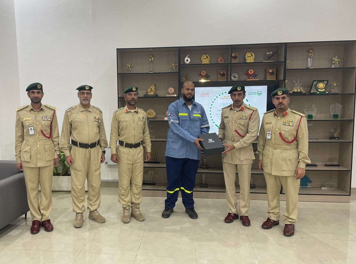 #News | Al Qusais Police Station Honours Citizen for Integrity in Handing Over Found Money Details: dubaipolice.gov.ae/wps/portal/hom… #YourSecurityOurHappiness #SmartSecureTogether