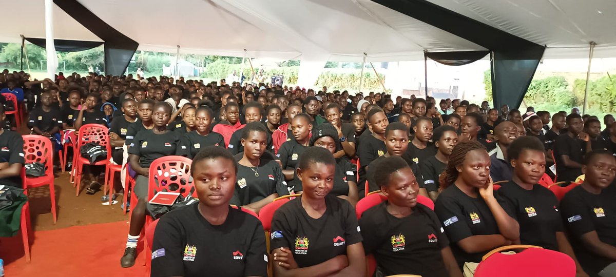 VKaris254's tweet photo. @vin @254chari Equity Bank Kenya courtesy of initiative #WingsToFly imesort 60009 students through scholarships making their dreams become a reality and changing life of community as a whole. Read more about the program at https://t.co/Fha45IEaZ9 #Elimu #15yrsOfEmpoweringDreams https://t.co/auJArufYsF