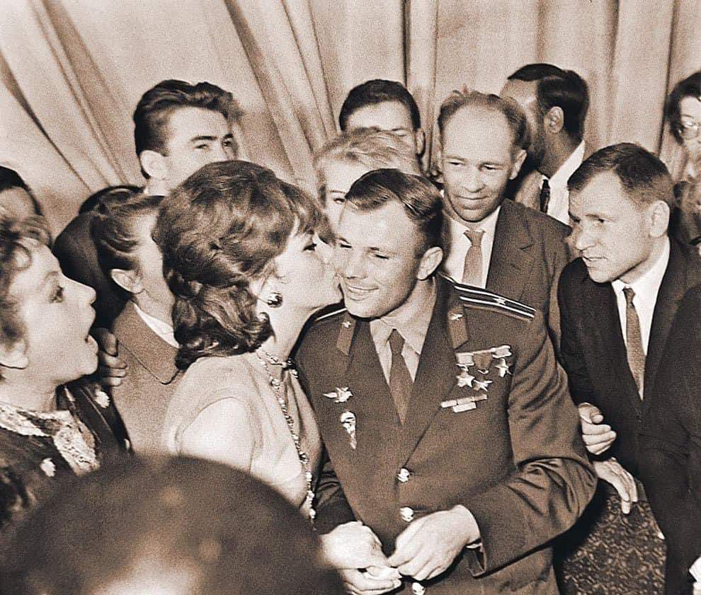 Gina Lollobrigida meets Yuri Gagarin, in Moscow in 1961.