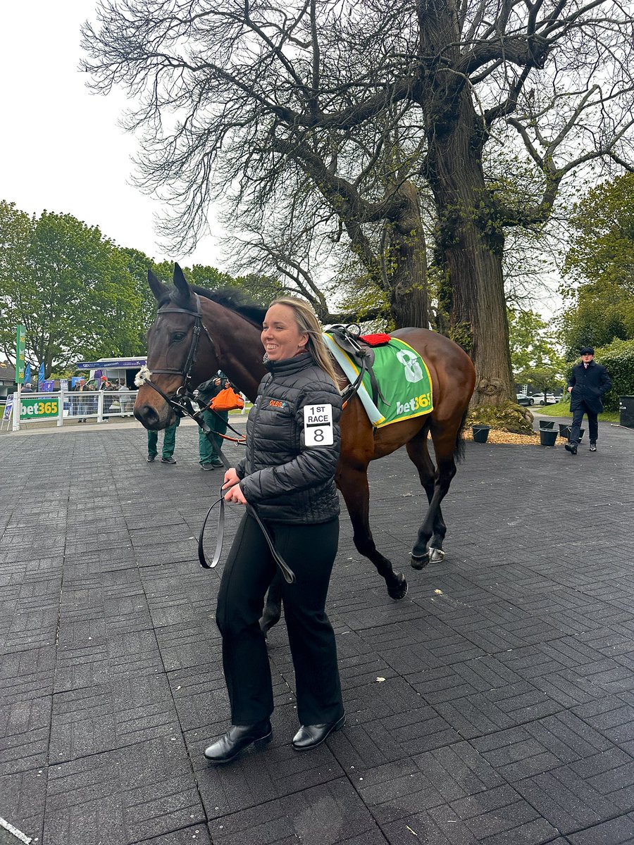 Had the best day yesterday supporting @OLBG Racing Club horse Lario at Sandown🧡🖤 

Still young and learning after each race our Larry, but what a great experience for him running in his first big Saturday handicap on a very special day like yesterday where we celebrated some of…