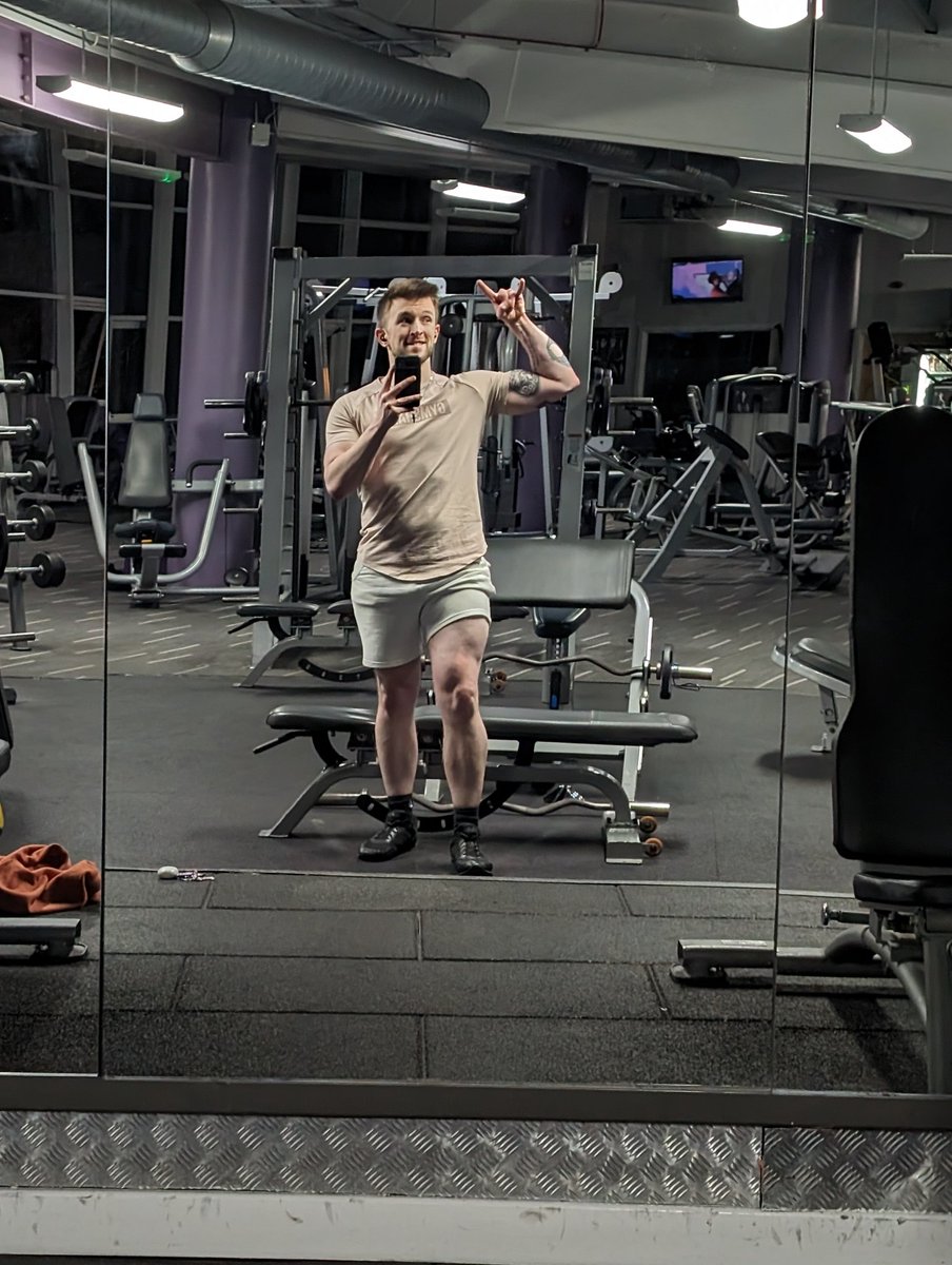 JackHenrySalmo1's tweet photo. Training to hold up the 3.23 servers until server meshing 💪🏻🤘🏻 #StarCitizen #CIG @RobertsSpaceInd #anytimefitness #servers #servermeshing https://t.co/AU6W2KCCpX