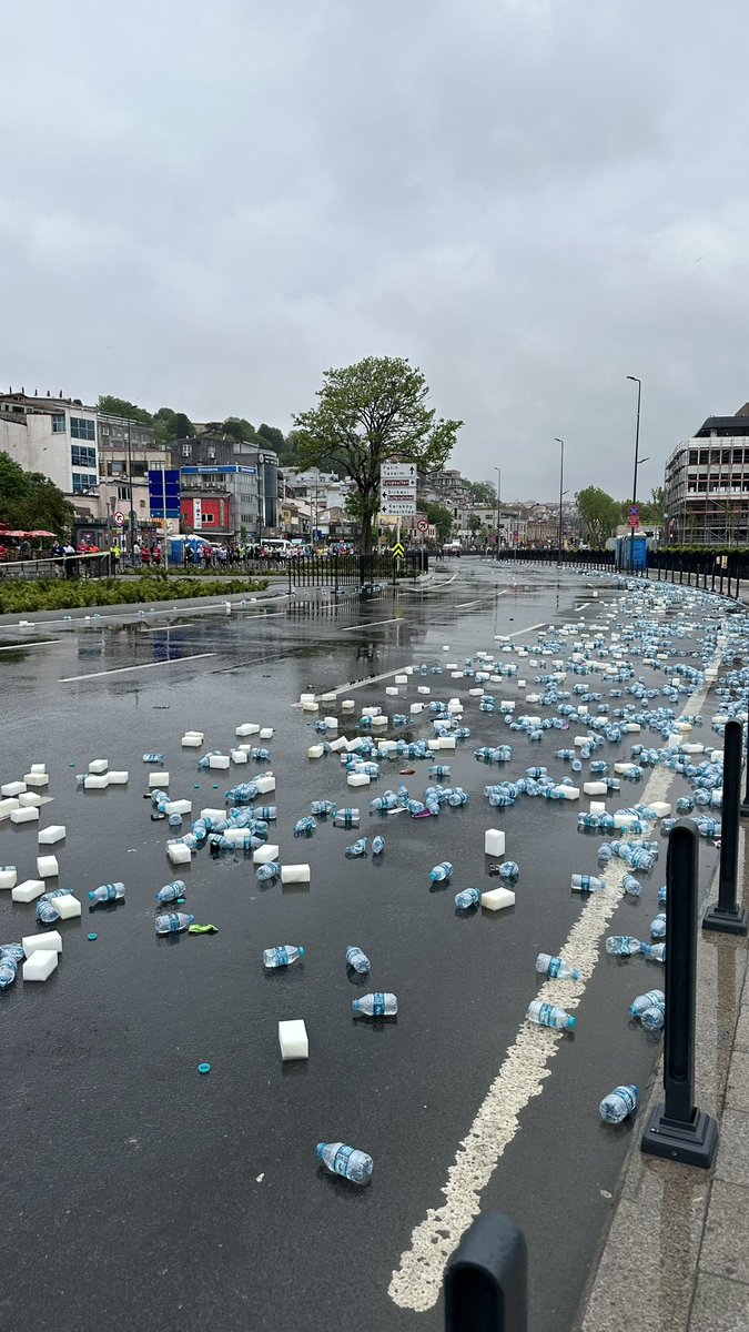 Bugün İstanbul'da yapılan maraton bu görüntüye de sebep oluyor ama alternatifi ne onu bilemedim. Ara duraklarda koşanlara muz ve su veriliyor; muz kabukları atılmıyor diye düşünüyorum, şişeler zaten maraton sonu toplanıyordur ama şu hal bir garip geldi