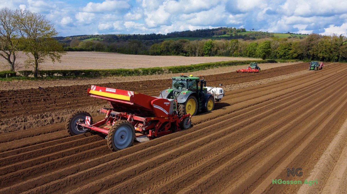 A few shots from over the weekend with Spillane's, Gibbstown Farm getting the spuds and spring crops in the ground after some nice drying weather🥔🌾🚜

#agriculture #agriphotography #freshproduce #spuds #potatoes #grimme #johndeere