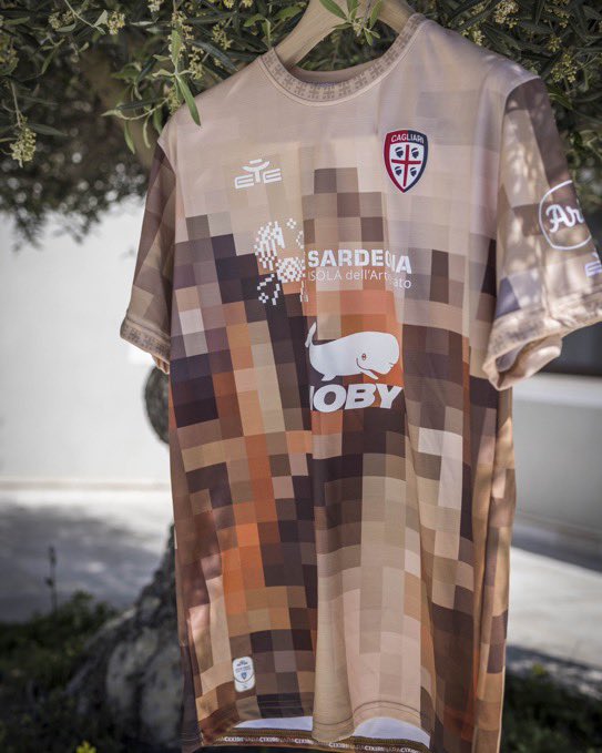 😬 𝗚𝗼𝗼𝗱 𝗴𝗿𝗶𝗲𝗳… What better way to commemorate the Sardinian People’s Day than with this pixelated dirge? Cagliari will wear it against Lecce next weekend