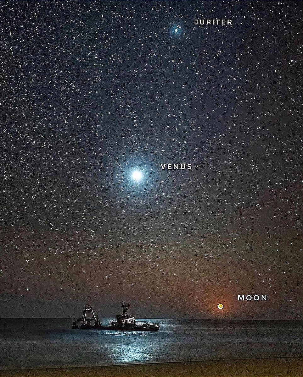 La luna, Venus y Júpiter en una noche sobre el mar.

#cosmos #ciencia #astronomia #luna #venus #jupiter #planetatierra #sistemasolar #galaxia #universo