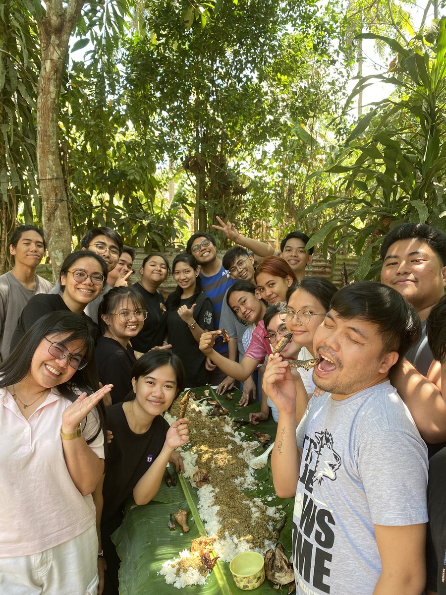 cvsurodeoclub's tweet photo. Nothing beats the feeling of wrapping up midterm week with some team-building and a well-deserved boodle fight! Here's to conquering challenges and enjoying the rewards together 💚
#CvsuRodeoClub
#CVMBS
#KeepTheFireBurning
#MidtermsWeek https://t.co/rhpQEEQj4n