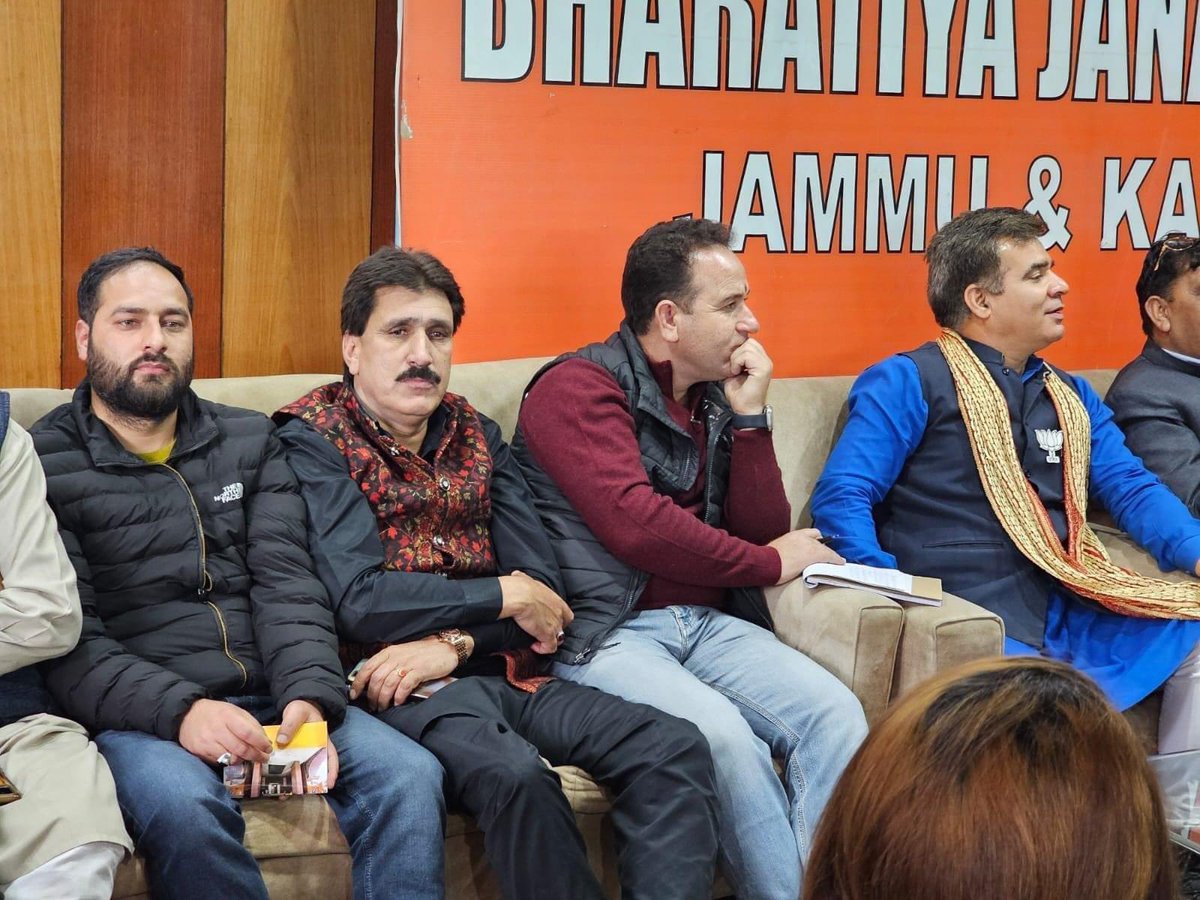 Held a meeting of Central Kashmir Parliamentary constituency in #Srinagar. Various issues of public importance and ways to strengthen the party at grassroot level were also discussed. @BJP4India @BJP4JnK