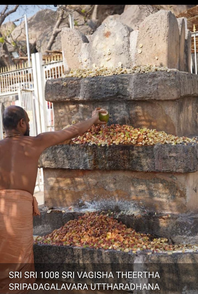 हंसमध्वादिके शुद्धे क्रमे तु दशमं कविम् । वागीशसदृशं वन्दे वागीशयतिराट् बुधं ।। ಪರಮಪೂಜ್ಯ ಮಹಾಸ್ವಾಮಿಗಳವರು ಇಂದು ಪಂಚಾಂಮೃತದ ಸಂದರ್ಭದಲ್ಲಿ ಶ್ರೀವಾಗೀಶತೀರ್ಥರನ್ನು ಈ ರೀತಿಯಾಗಿ ಸ್ತುತಿಸಿದರು.🙏🙏 Sri Vageesha Tirthara aradhane,NB