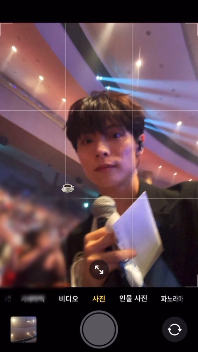 mlatteyc's tweet photo. 이때 비하인드 ㅋㅋ
내려오다가 살짝 휘청했는데
핸드폰 발견하자마자 쁘이하고 포즈잡는 거
너무 프로강아지임ㅋㅋ🐶Vv
턱 밑에 바이올린 자국도 넘 잘 보인드앙, ,
(그치만 제발 조시매💧) https://t.co/00ZFbX7buV