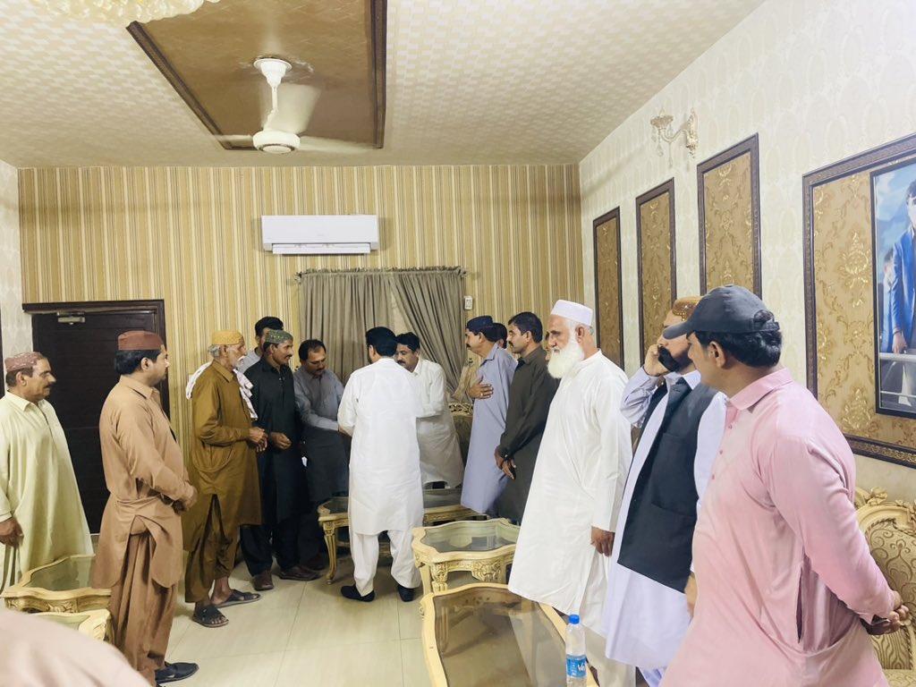 samoo_shoukat's tweet photo. Today 28-04-2024
Mayor Hyderabad Mr Kashif Shoro sb, Meet with Party Workers, Voters, Supporters and Local Residents and solve their problems at Shoro House PS 60 Hyderabad https://t.co/wHvUz4a29u