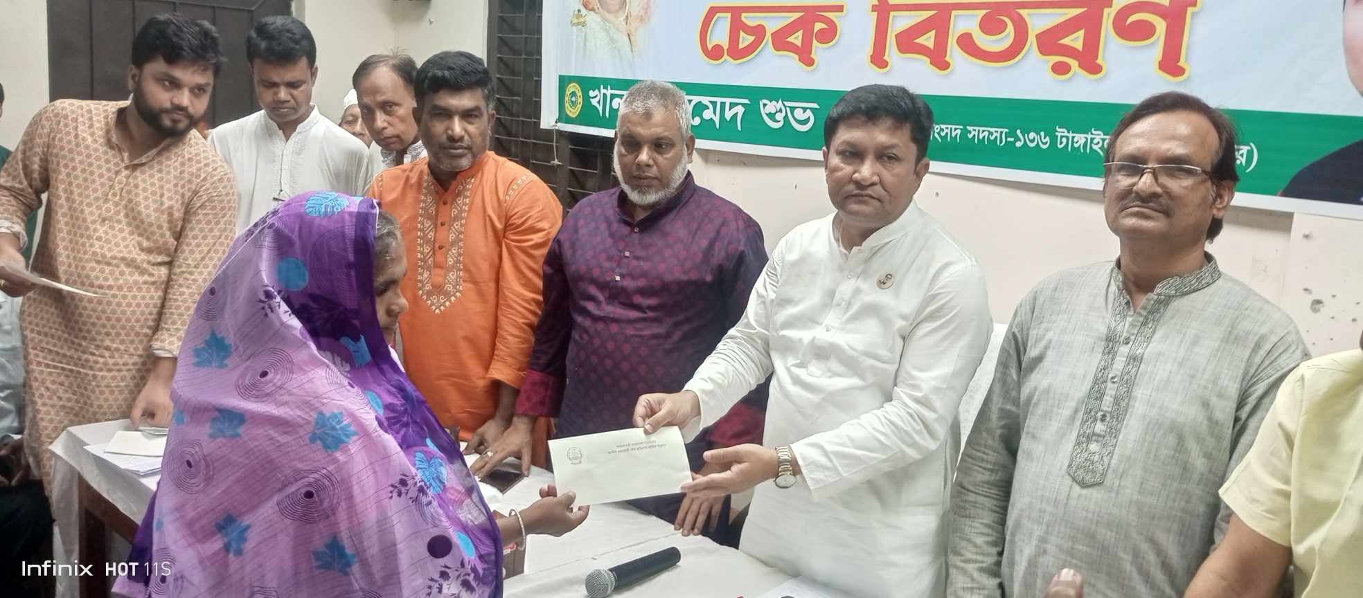 মির্জাপুরে অসুস্থদের মধ্যে চেক বিতরণ