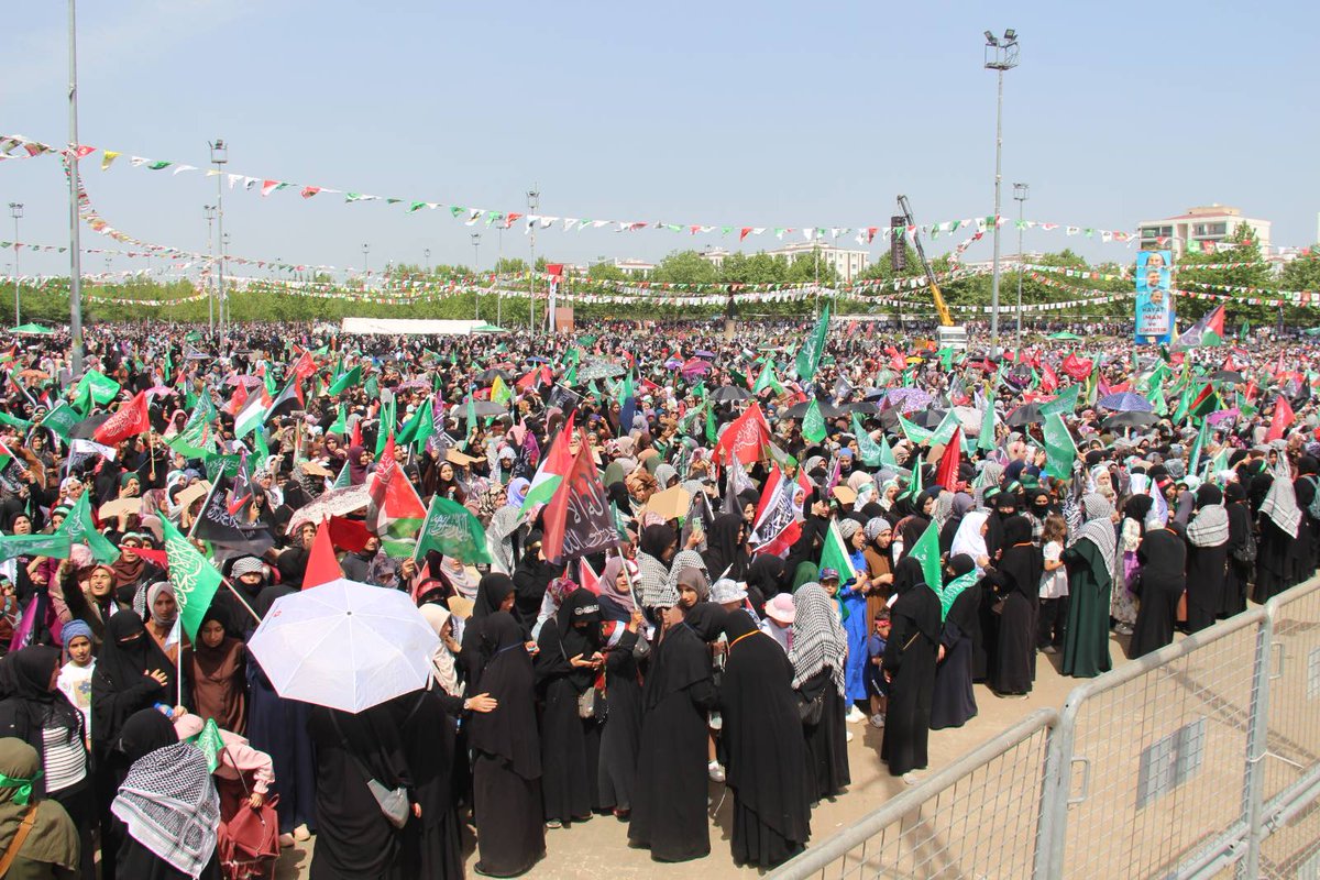 RehberOnline's tweet photo. Peygamber Sevdalısı Diyarbakır halkı #CihadÖnderi Hz. Muhammed(sav) etkinlik alanını doldurdu. https://t.co/ndUrh7Y5nw