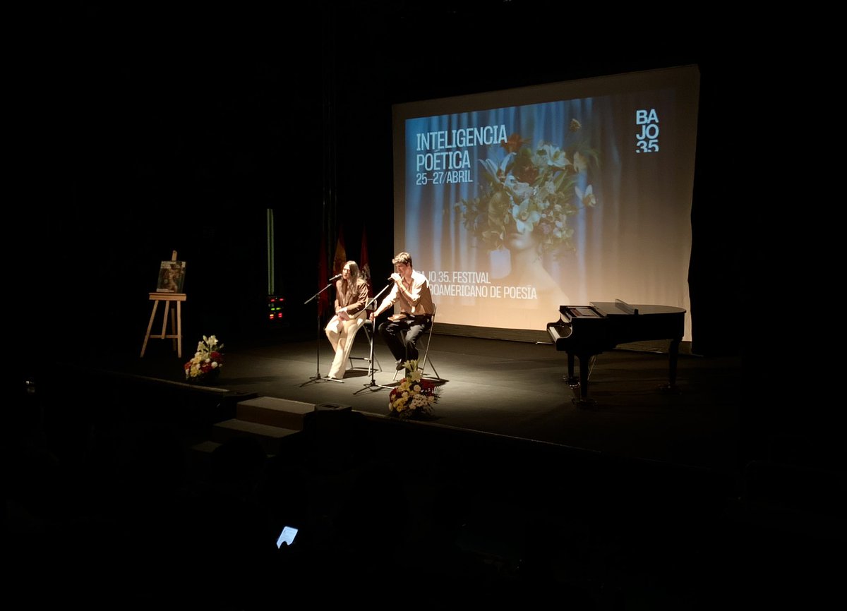 Ayer, Alejandro Simón Partal y Rocío Acebal en el Festival de Poesía Iberoamericano Bajo 35. Una magnífica iniciativa organizada por @Coolturalplans #poesía