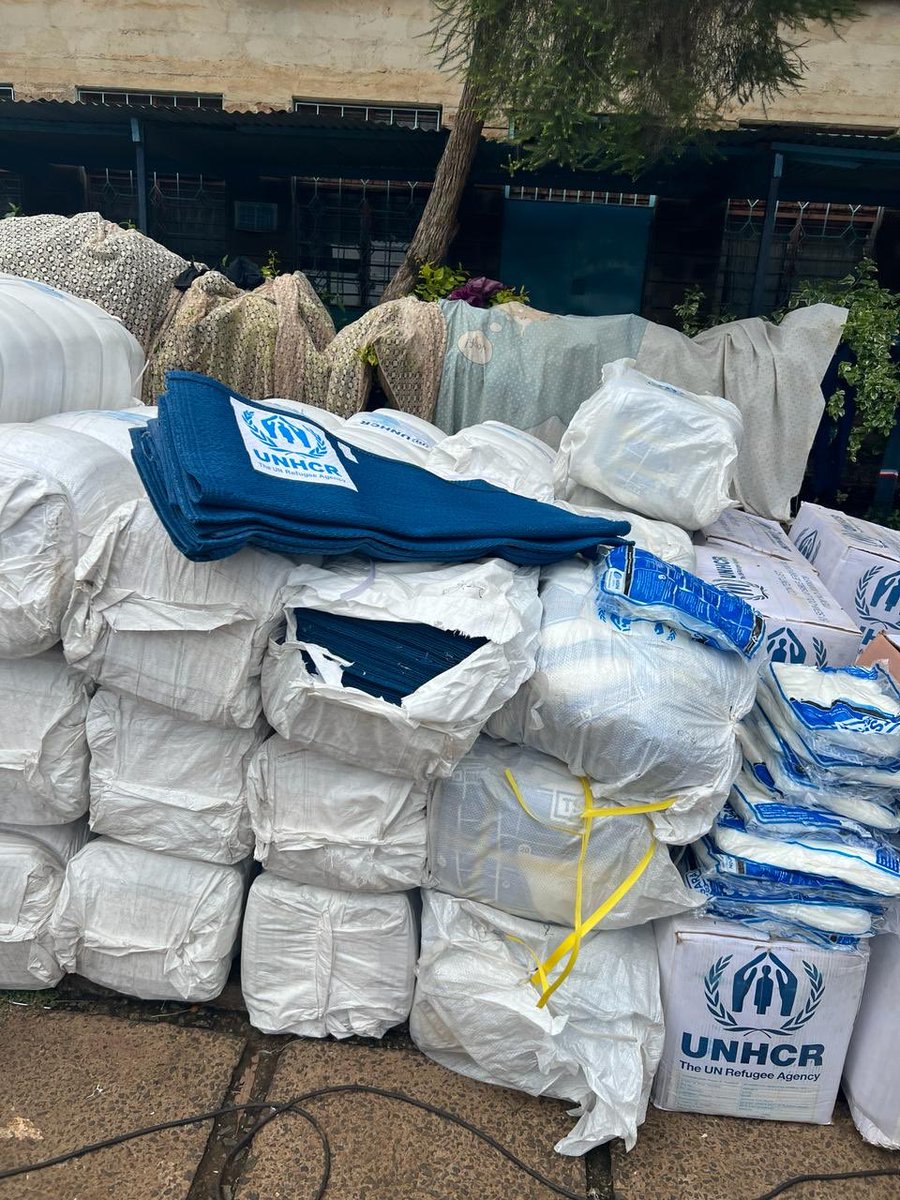 🌧️ Heavy rains have caused flooding and devastation for many in Nairobi and surrounding areas. Today UNHCR supported flood-affected people, alongside @GovtOfKenya and @UnKenya, with blankets, mats, jerrycans and mosquito nets.