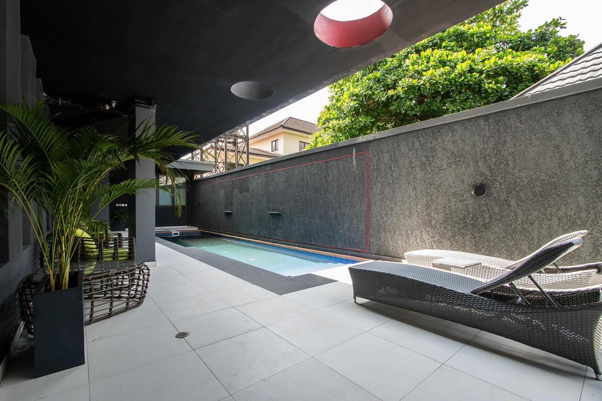 ShortletsAvenue's tweet photo. 2 bedroom in the most secure and elite part of Lekki phase one.
For bookings and reservations pls send a DM.

Features:
Roof Top Lounge with both city and Seaview
Swimming pool
Gym &amp;PS5
24/7 electricity
Super fast WIFI
Dstv
Netflix/Showmax/Prime and more!🔥 #ShortLetsLagos https://t.co/QeRL5Ln8g3