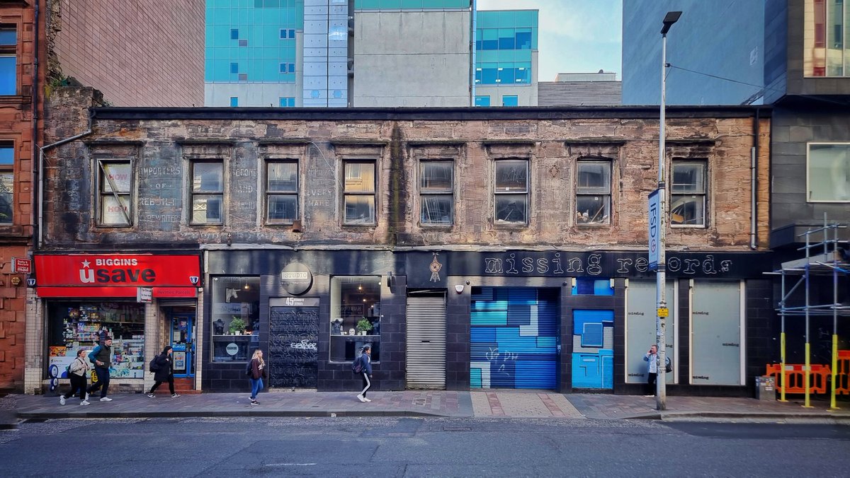 This stumpy remnant of a 19th century tenement on Oswald St has been hanging on for years. Now rapidly deteriorating due to damp, it surely can't have long. 

📷 Past Glasgow