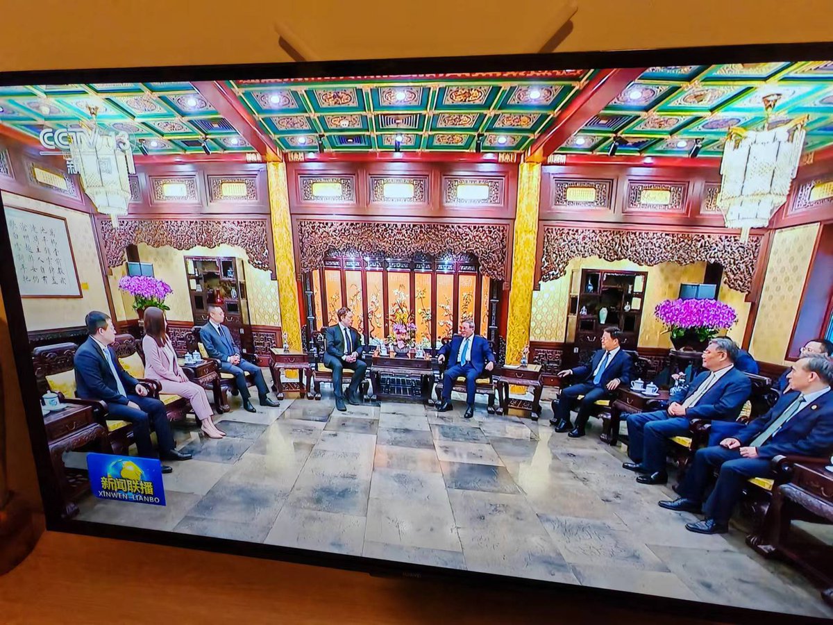 CCTV News Broadcast: Premier Li Qiang met with Elon Musk, CEO of Tesla from the United States. It can be seen that Zhu Xiaotong and Tao Lin accompanied them.