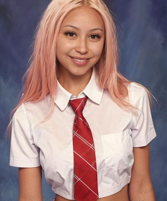 1st or 2nd? Everyone who answers gets a surprise in dm&rsquo;s 🙈 https://t.co/mrJFekvXdL