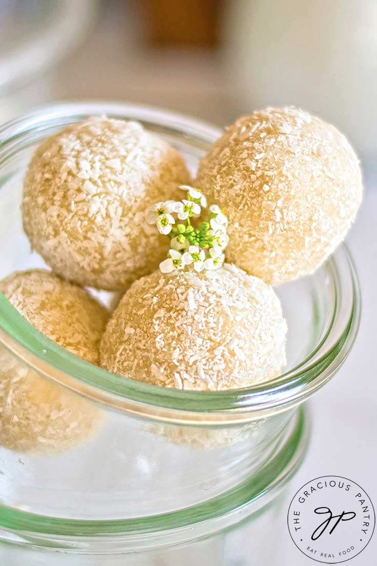 Coconut Balls [No-Bake @graciouspantry thegraciouspantry.com/coconut-balls-… #FreezerMeals #Dessert #MothersDay #NoAddedEggs #LowSodium #ChristmasRecipes #EasterRecipes #PaleoRecipes #Snacks #NoAddedGluten #NoAddedDairy #Vegan #Appetizers #Vegetarian