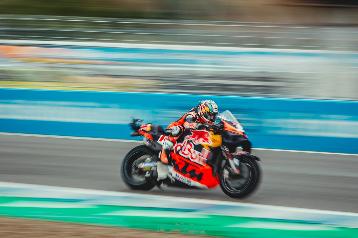 ✊ READY TO RACE! Vamos, @26_DaniPedrosa. #KTM #ReadyToRace #SpanishGP 🇪🇸