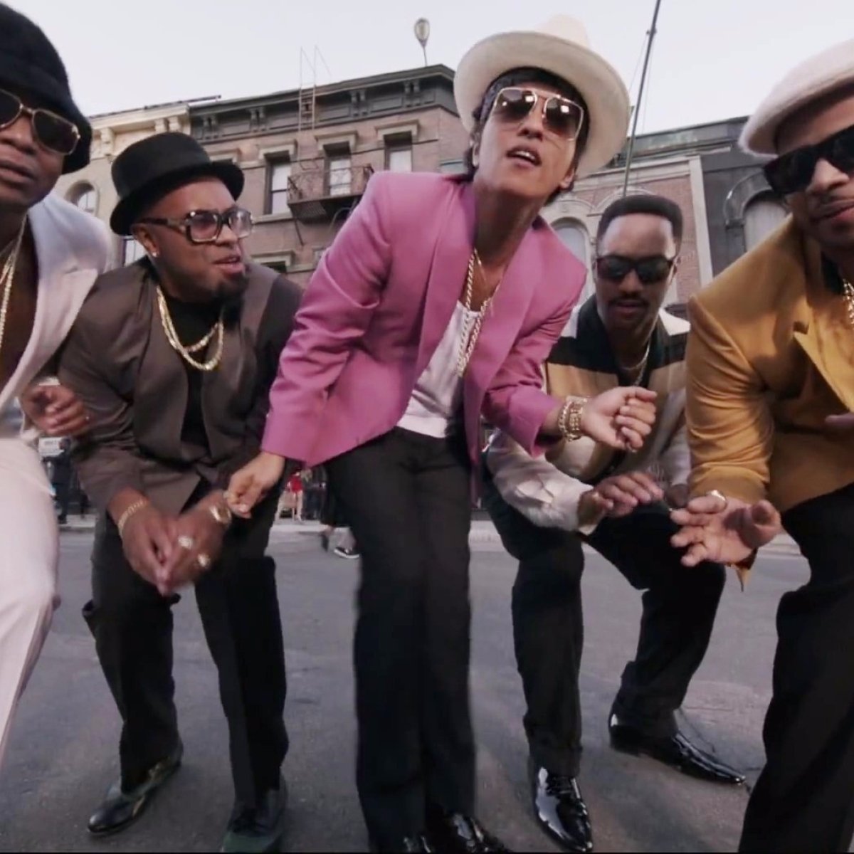 .@MarkRonson & @BrunoMars' “Uptown Funk!” has now sold over 21.8M RIAA units, it remains the best selling song of all-time in the US.