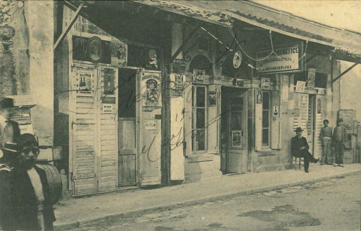 burakfilateli's tweet photo. İskenderun J. Paloulian & Fils Dükkanı,
Kartpostal editörü J. Paloulian, Fils'in dükkanı ve kendisi.
Dükkanın üstünde Bomonti Brasserie, çeşitli viski, içki ve reklam tabelaları dikkat çekiyor.
#alexandrette #bomonti #jpaloulian https://t.co/wPMXCFPzvi