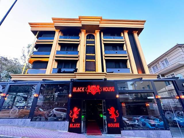 Müşterilerine ana avrat küfreden Black House otel.