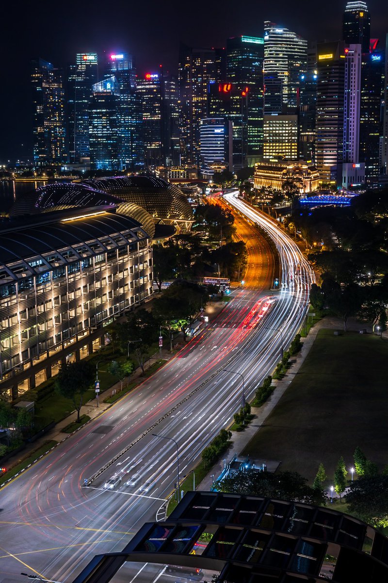 Watching the city come alive from above, as light trails weave through the urban jungle below. 🌆🚗 

#UrbanMotion #cityvibes #citybynight #singapore #nightphotography #seemycity #cityscape