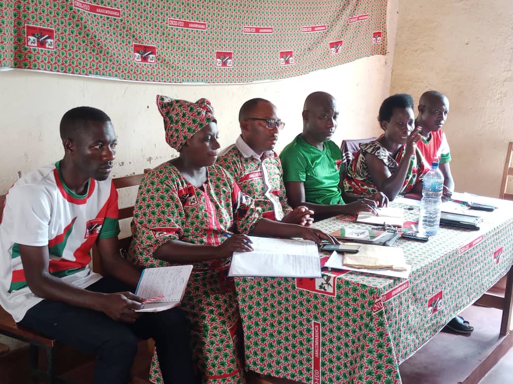 CnddfddBurung's tweet photo. #Burundi Kuyu w'Imana igenekerezo rya 28/04/2024, ubuserukizi bw'umugambwe @CnddFdd muri komine Nyanza, bazindutse bakoranya abakora ubuzi butandukanye bo muriyo komine (cadres), muntumbero yo kurabira hamwe uko urubanza rwo kuyu wa 27/4  rwagenze kumitumba yose igize iyo komine. https://t.co/hoDcuXVMp7