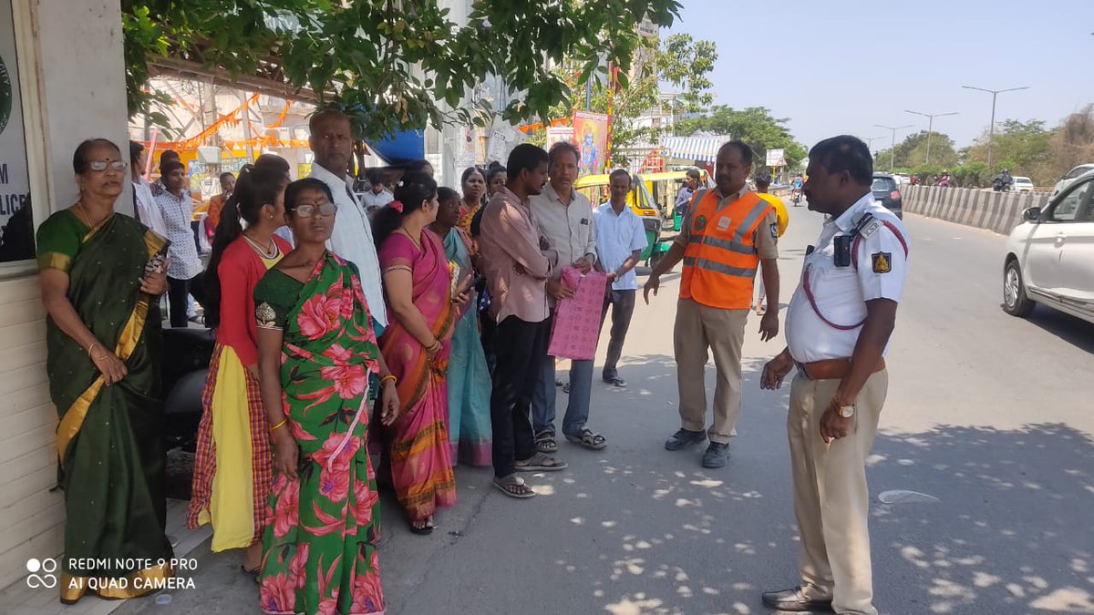 ಕೆ ಆರ್ ಪುರ ಸಂಚಾರ ಪೊಲೀಸ್ ಠಾಣಾ ವ್ಯಾಪ್ತಿಯಲ್ಲಿ ಬರುವ ಟಿಸಿ ಪಾಳ್ಯ ಜಂಕ್ಷನ್ ನಲ್ಲಿ ಸಾರ್ವಜನಿಕರಿಗೆ ಸಂಚಾರ ನಿಯಮಗಳ ಪಾಲನೆಯ ಮಹತ್ವದ ಬಗ್ಗೆ ಮತ್ತು ಅವುಗಳ ಉಲ್ಲಂಘನೆಯಿಂದ ಉಂಟಾಗುವ ಪರಿಣಾಮಗಳ ಕುರಿತು ಅರಿವು ಮೂಡಿಸಲಾಯಿತು.