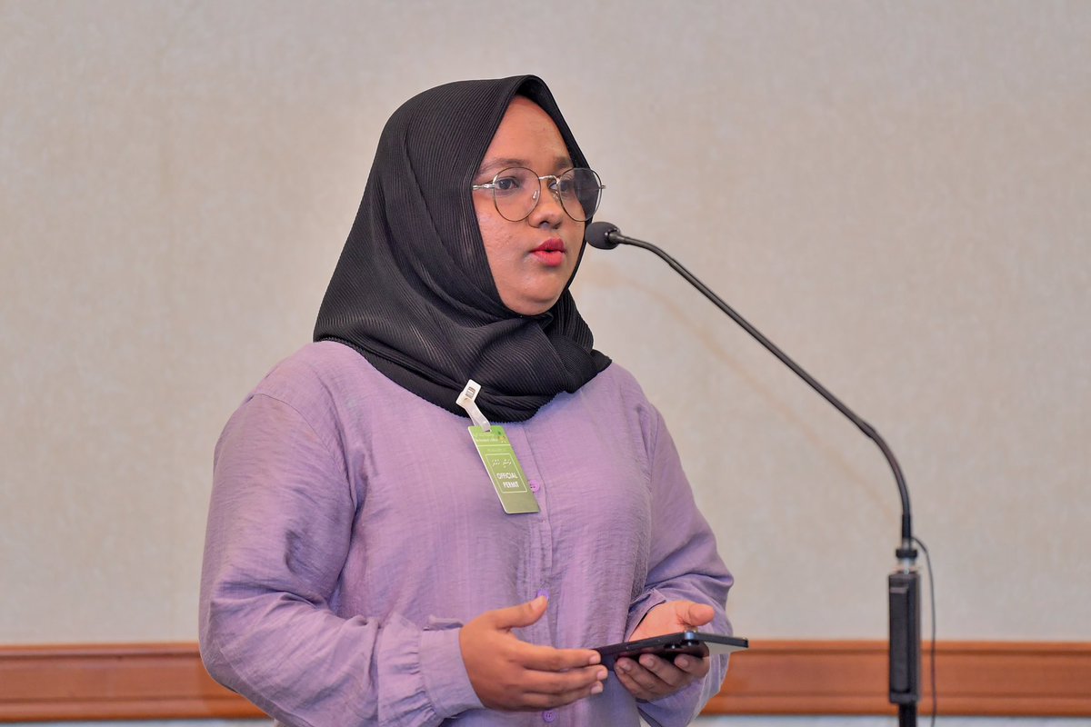 MvSpokesperson's tweet photo. ރައީސުލްޖުމްހޫރިއްޔާގެ އޮފީހަށް މޮބައިލް ފޯނު ހިފައިގެން ނޫސްވެރީންނަށް ނުވަދެވުނުކަމަށް ބުނެ ފަތުރާ ޚަބަރު ދޮގުކުރުން.  

https://t.co/AxjJGQuVCt https://t.co/dacDApQTP7