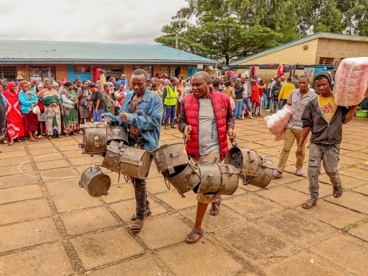 The Government of Kenya has this morning distributed food and other supplies to the flood victims at Kiamaiko, Mathare, in Nairobi County. 

On the lead was DP @rigathi and women Rep @EstherPassaris .