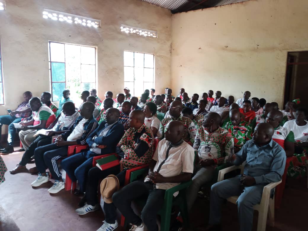 CnddfddBurung's tweet photo. #Burundi Kuyu w'Imana igenekerezo rya 28/04/2024, ubuserukizi bw'umugambwe @CnddFdd muri komine Nyanza, bazindutse bakoranya abakora ubuzi butandukanye bo muriyo komine (cadres), muntumbero yo kurabira hamwe uko urubanza rwo kuyu wa 27/4  rwagenze kumitumba yose igize iyo komine. https://t.co/hoDcuXVMp7