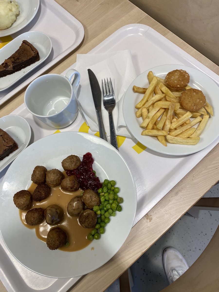 jmajorjan's tweet photo. @IKEA začala šetřit i na tom, kolik dá hranolek a brusinek? 🧐 https://t.co/up88lZpLJl