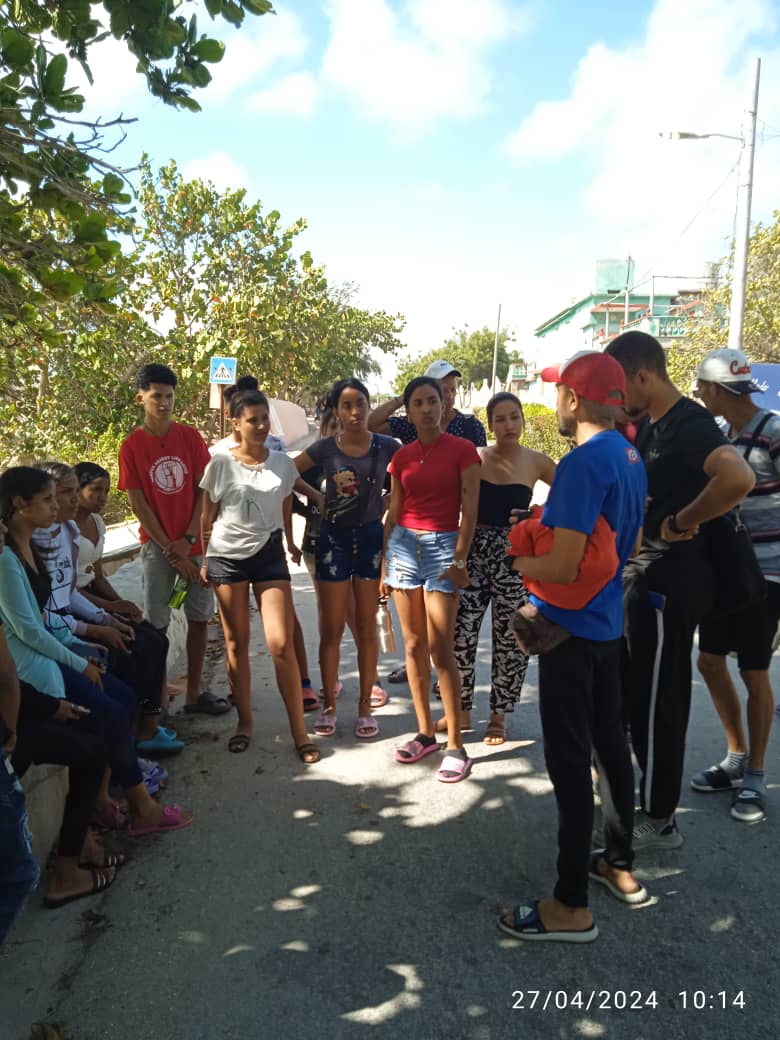 UjcUcmho's tweet photo. 👉Este Sábado #27Abril los jóvenes militantes de la Residencia Estudiantil La Plaquita y el Comité de Base de Trabajadores de la @fcmmariana hicieron una jornada de saneamiento en las playas de #Gibara en #HolguinSi en saludo al #1Mayo 🇨🇺💪 y el 15 Aniversario de la @UCMHolguin https://t.co/u10xERQZGl
